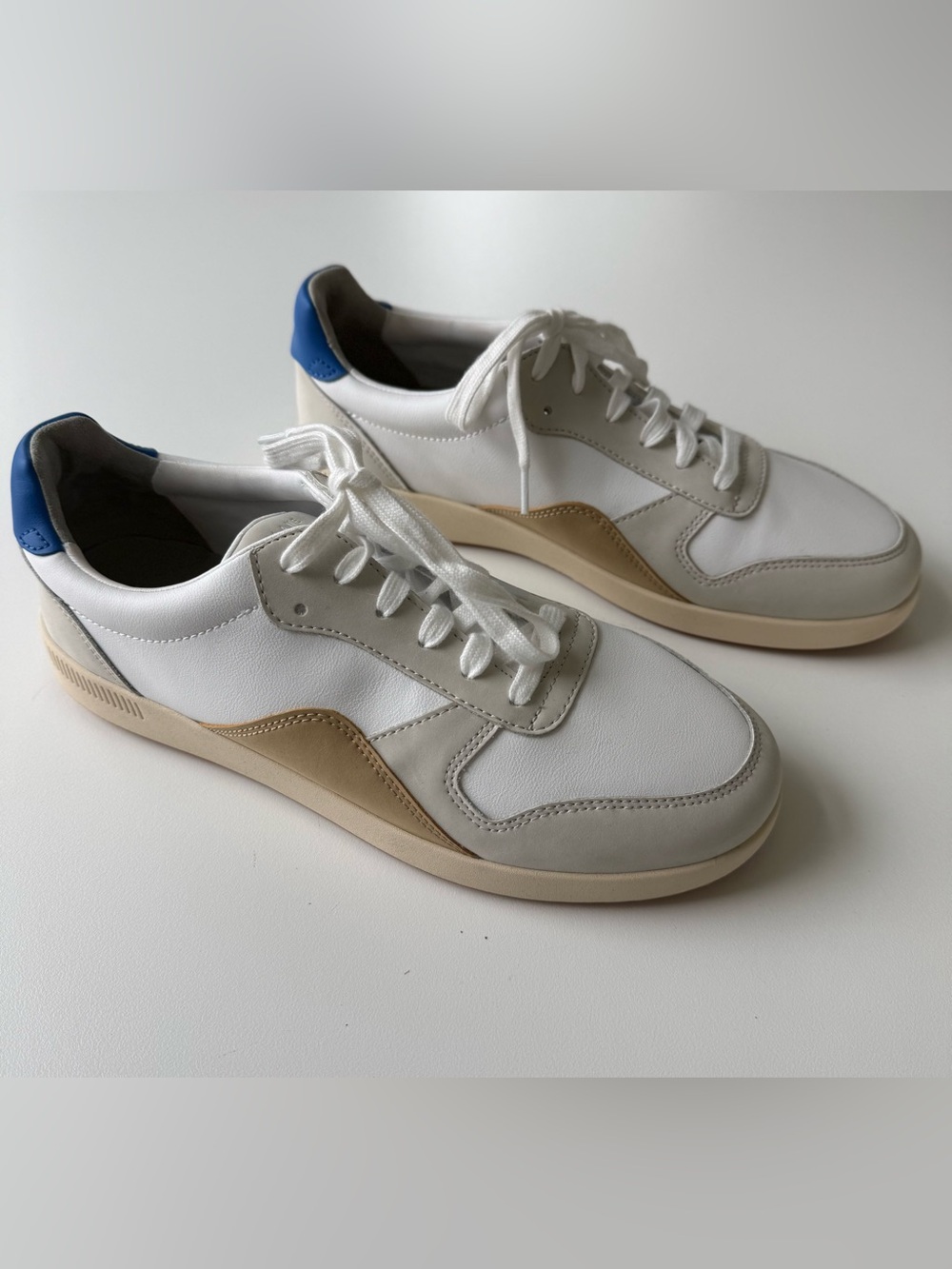 Everlane White Leather Sneakers with Beige Accents and Blue Heel